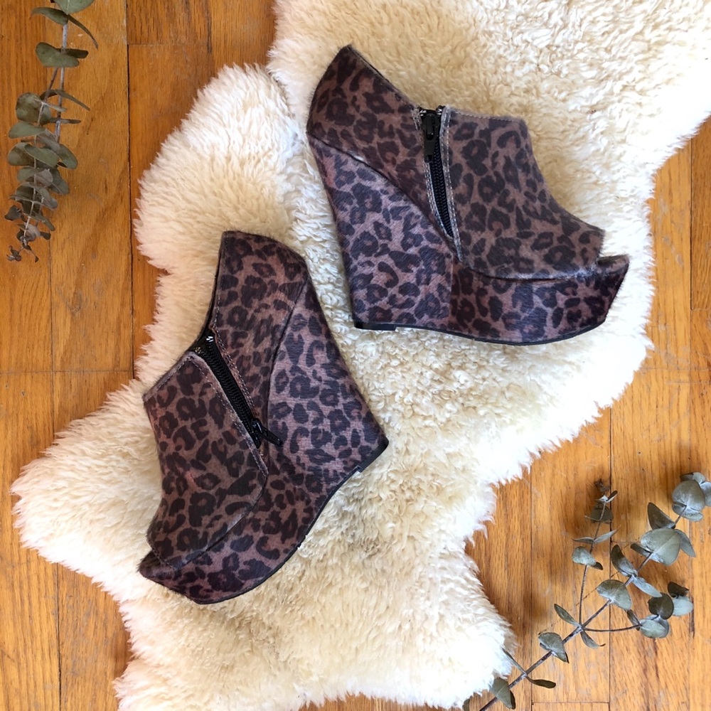 ⭐️2/$20 Leopard Print Candie’s Platform Wedge 7